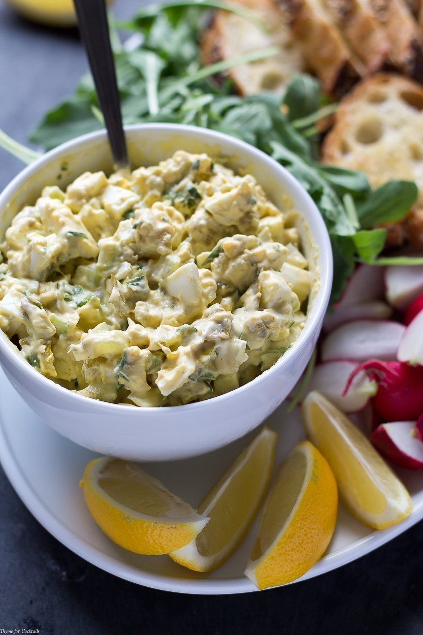¿Estás buscando hacer una rutina aburrida de almuerzo? Una vez que pruebes esta receta de ensalada de huevo verde con queso azul de Chile, nunca más querrás la ensalada de huevo simple.