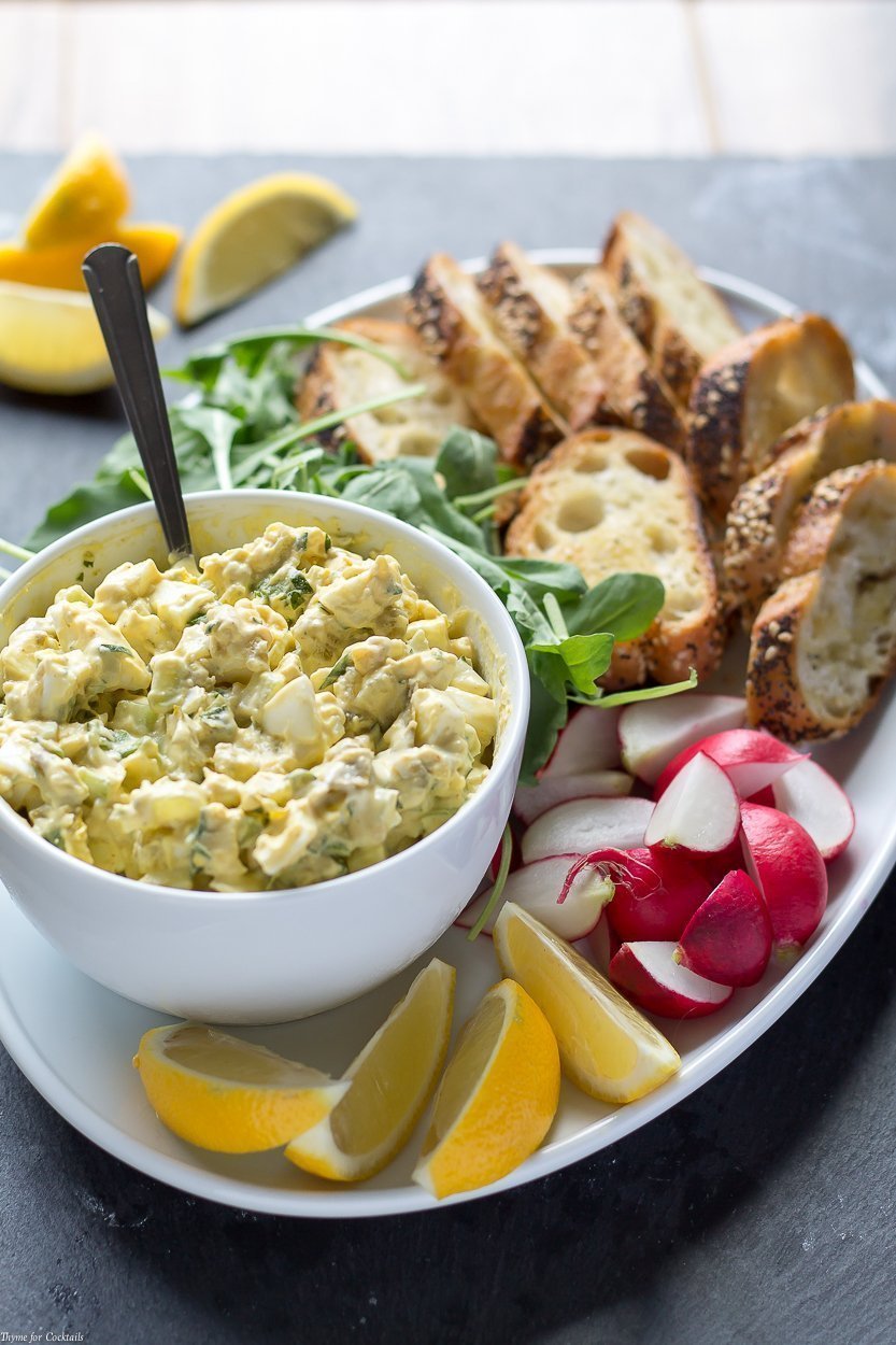 ¿Estás buscando hacer una rutina aburrida de almuerzo? Una vez que pruebes esta receta de ensalada de huevo verde con queso azul de Chile, nunca más querrás la ensalada de huevo simple.