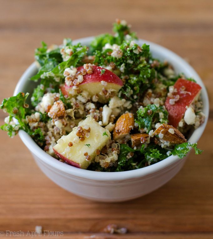 Ensalada de manzana, quinoa y col de almendras: un acompañamiento fácil, sin hornear, lleno de sabor, fibra y proteínas.