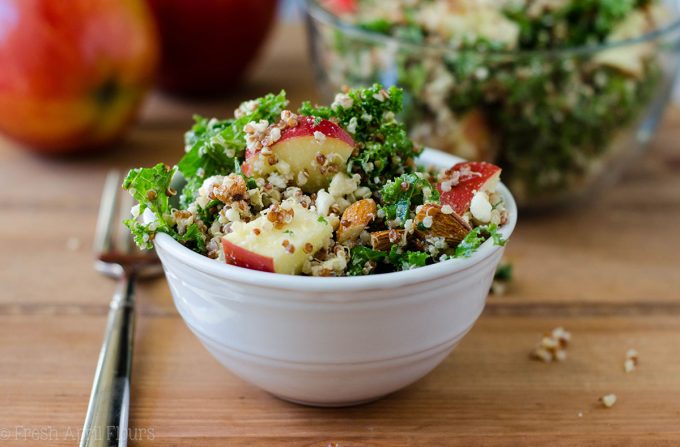 Ensalada de manzana, quinoa y col de almendras: un acompañamiento fácil, sin hornear, lleno de sabor, fibra y proteínas.