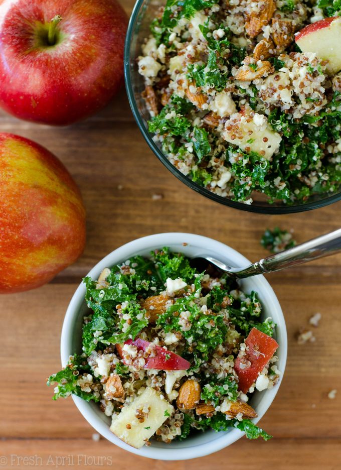 Ensalada de manzana, quinoa y col de almendras: un acompañamiento fácil, sin hornear, lleno de sabor, fibra y proteínas.