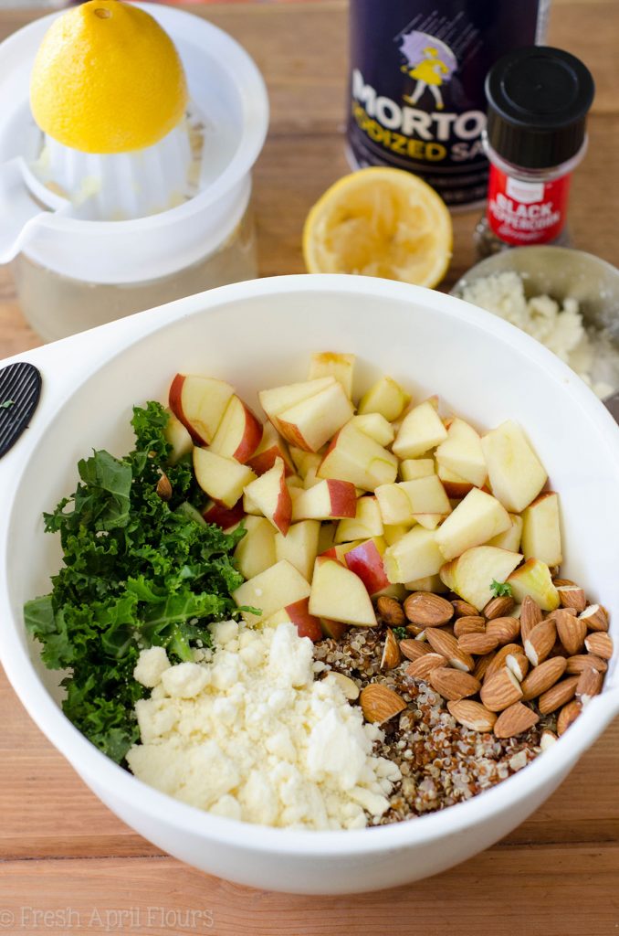 Ensalada de manzana, quinoa y col de almendras: un acompañamiento fácil, sin hornear, lleno de sabor, fibra y proteínas.