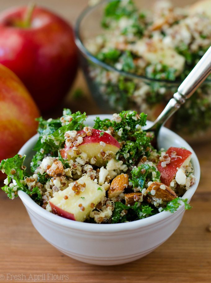 Ensalada de manzana, quinoa y col de almendras: un acompañamiento fácil, sin hornear, lleno de sabor, fibra y proteínas.