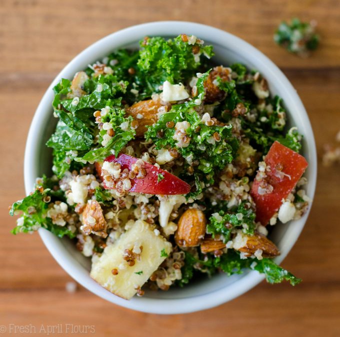 Ensalada de manzana, quinoa y col de almendras: un acompañamiento fácil, sin hornear, lleno de sabor, fibra y proteínas.