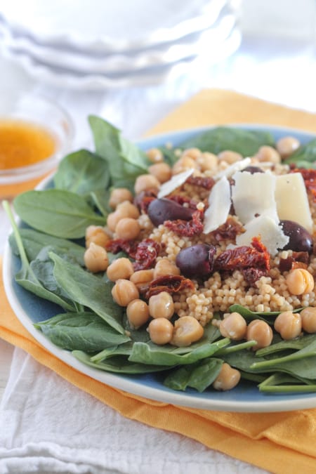 Ensalada de pasta de espinaca al estilo italiano