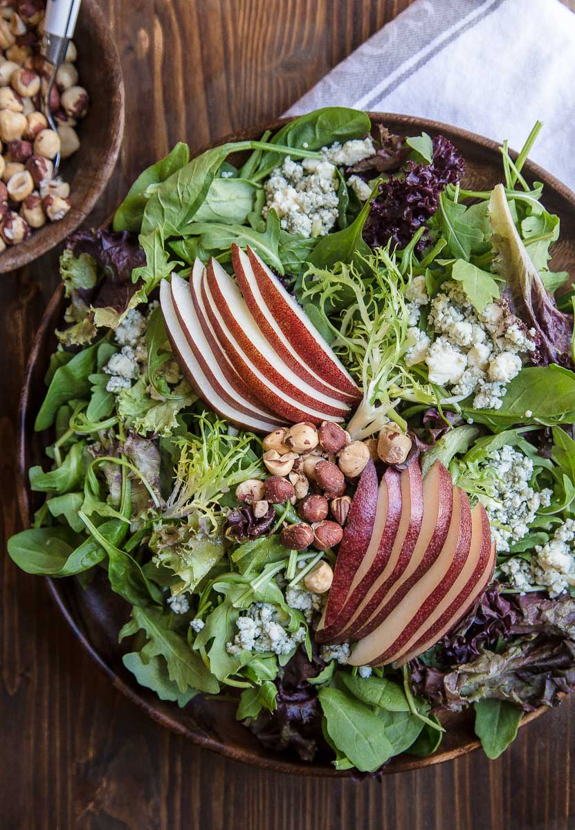  Ensalada Picada de Otoño: Avellanas, Peras, Queso Bleu y Verdes Mixtos 