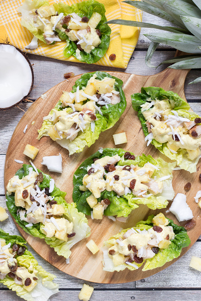 Esta deliciosa ensalada de pollo al curry viene del Caribe, ¡y también cuenta con piña, coco, pasas y otras bondades! | cocinartheglobe.com