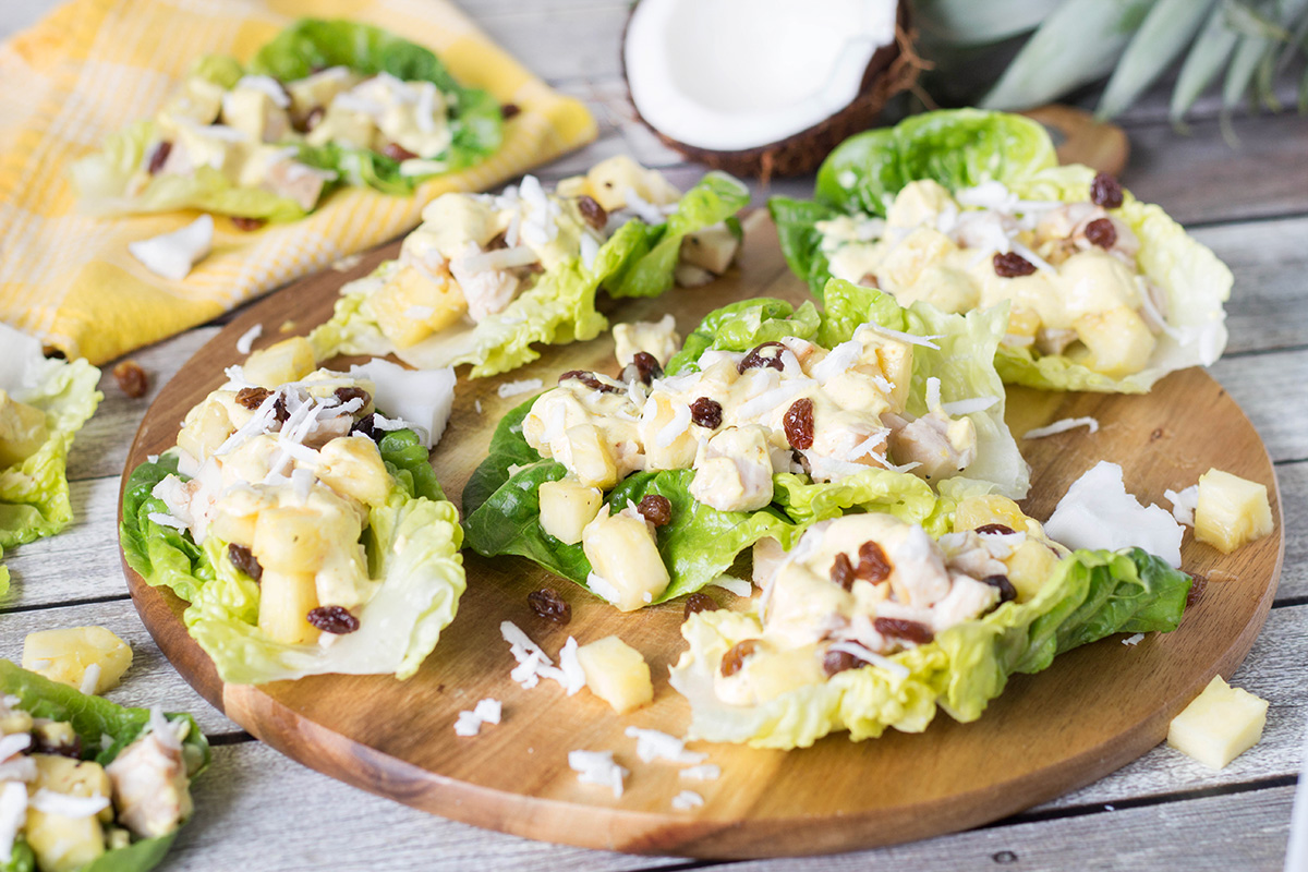 Esta deliciosa ensalada de pollo al curry viene del Caribe, ¡y también cuenta con piña, coco, pasas y otras bondades! | cocinartheglobe.com