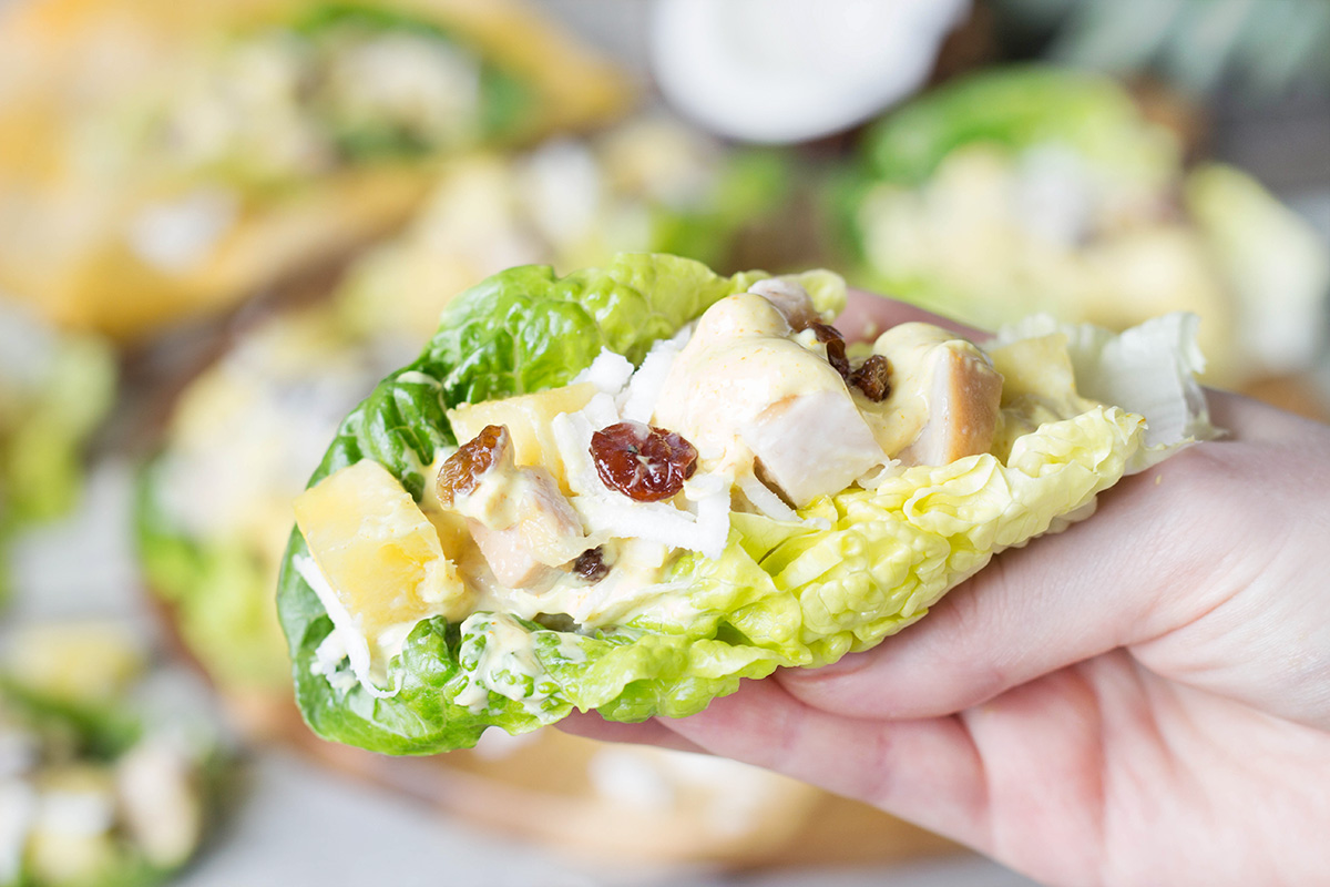 Esta deliciosa ensalada de pollo al curry viene del Caribe, ¡y también cuenta con piña, coco, pasas y otras bondades! | cocinartheglobe.com
