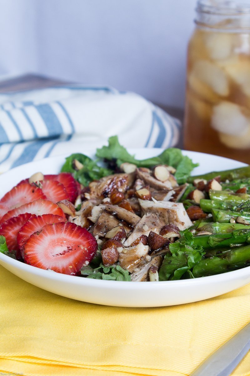 Vaya más allá del vaso y disfrute de esta ensalada de pollo con té dulce a la parrilla, elaborada con productos de temporada y una vinagreta de té dulce que se dobla como adobo.