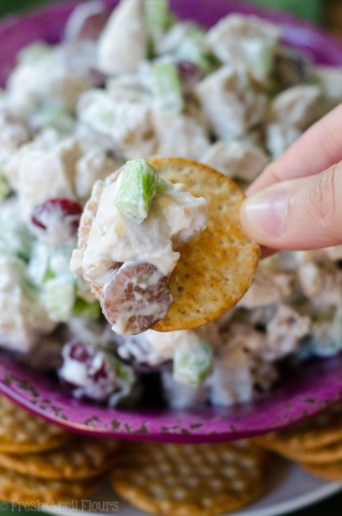 Ensalada de pollo flaca: la ensalada de pollo tradicionalmente cargada de calorías obtiene una mejora saludable con yogur griego y especias. El apio, las uvas y las nueces agregan el crujido y los sabores perfectos para asegurar que no se pierda la