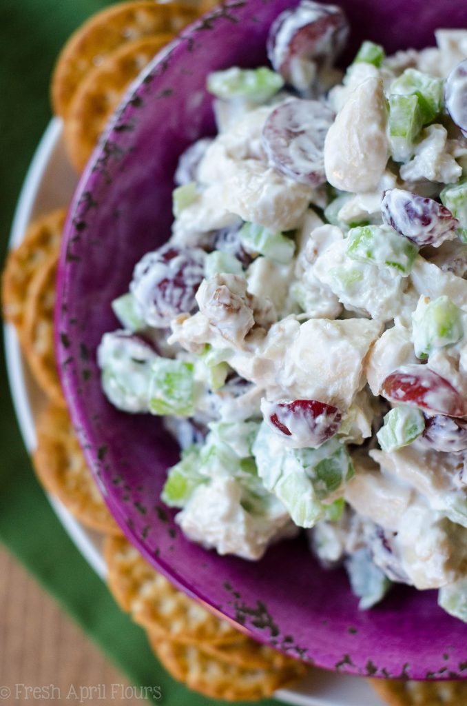 Ensalada de pollo flaca: la ensalada de pollo tradicionalmente cargada de calorías obtiene una mejora saludable con yogur griego y especias. El apio, las uvas y las nueces agregan el crujido y los sabores perfectos para asegurar que no se pierda la