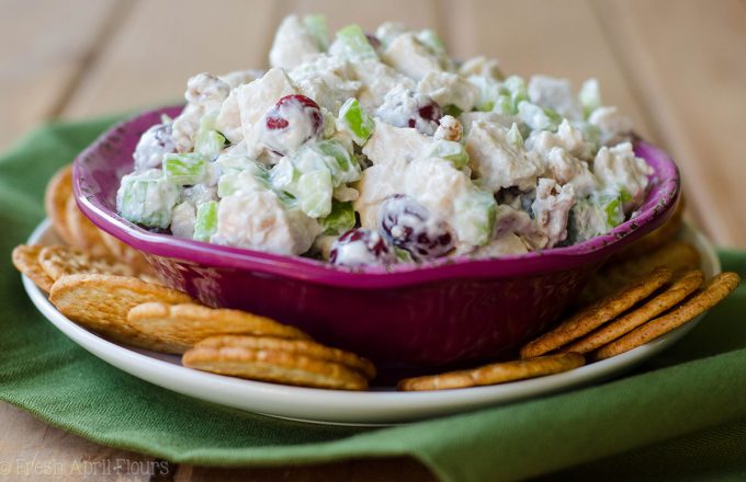 Ensalada de pollo flaca: la ensalada de pollo tradicionalmente cargada de calorías obtiene una mejora saludable con yogur griego y especias. El apio, las uvas y las nueces agregan el crujido y los sabores perfectos para asegurar que no se pierda la