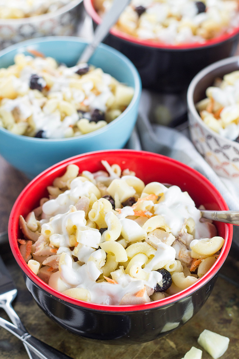Esta ensalada filipina de macarrones no es a la que estás acostumbrado. Cuenta con piña, pasas y leche condensada. Ligeramente dulce, cremoso, reconfortante, ¡te encantará! | cocinartheglobe.com