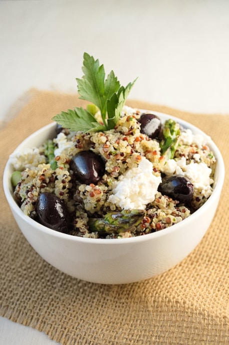 Ensalada De Quinua Con Pesto De Alcachofas Con Limón, Aceitunas, Feta Y Espárragos