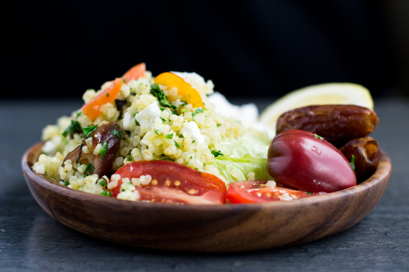 ensalada de tabulé con queso feta y fechas