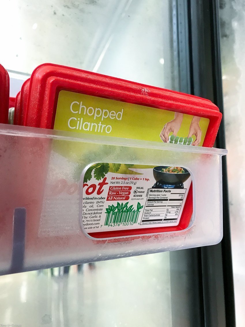 Esta ensalada de taco de pollo en capas es fácil de preparar y está llena de pollo tierno, verduras frescas y un aderezo cremoso inspirado en Tex-Mex hecho con hierbas sabrosas.