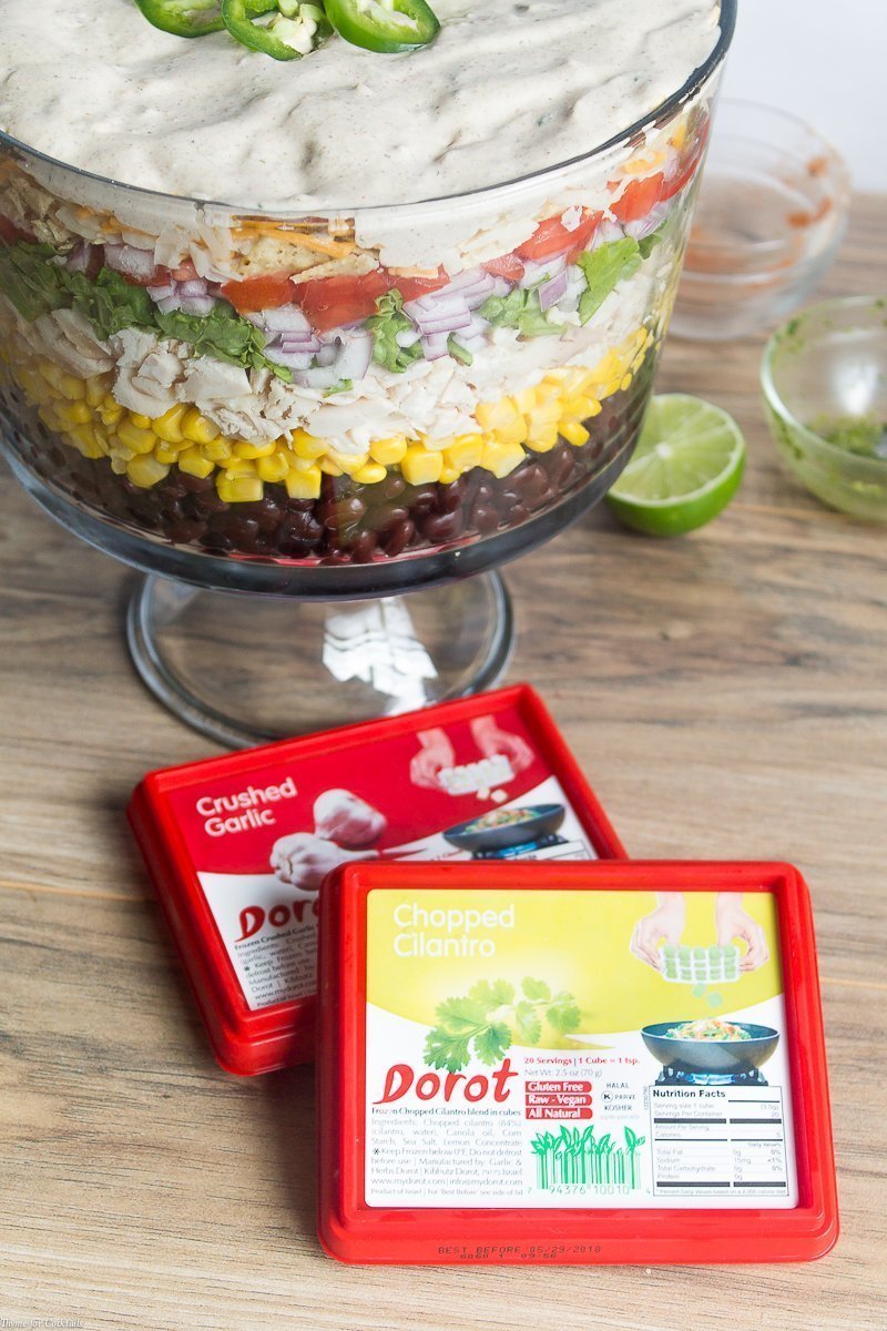 Esta ensalada de taco de pollo en capas es fácil de preparar y está llena de pollo tierno, verduras frescas y un aderezo cremoso inspirado en Tex-Mex hecho con hierbas sabrosas.