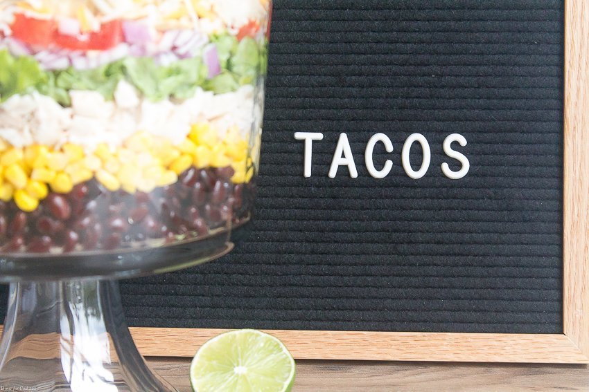Esta ensalada de taco de pollo en capas es fácil de preparar y está llena de pollo tierno, verduras frescas y un aderezo cremoso inspirado en Tex-Mex hecho con hierbas sabrosas.