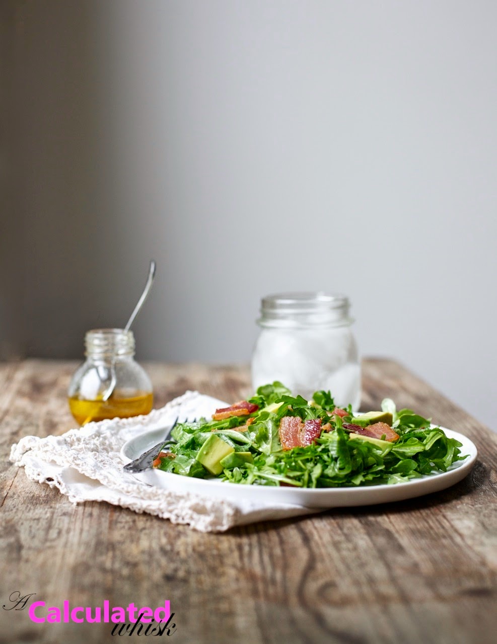 Ensalada de tocino, rúcula y aguacate con vinagreta de jerez (Sin gluten, Paleo)