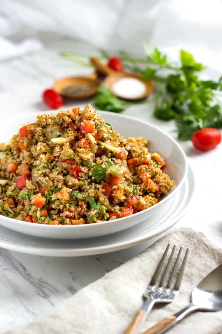  Una ensalada de trigo bulgur naranja que quita los calcetines. La menta fresca y las almendras tostadas hacen de este un nuevo toque el tradicional Tabulé. www.keviniscooking 