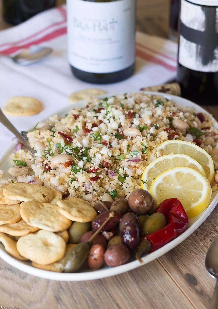 Combine una copa de su vino favorito de Grenache con esta receta de ensalada de cuscús de alubias blancas para una comida sencilla que recuerda el estilo de vida mediterráneo.