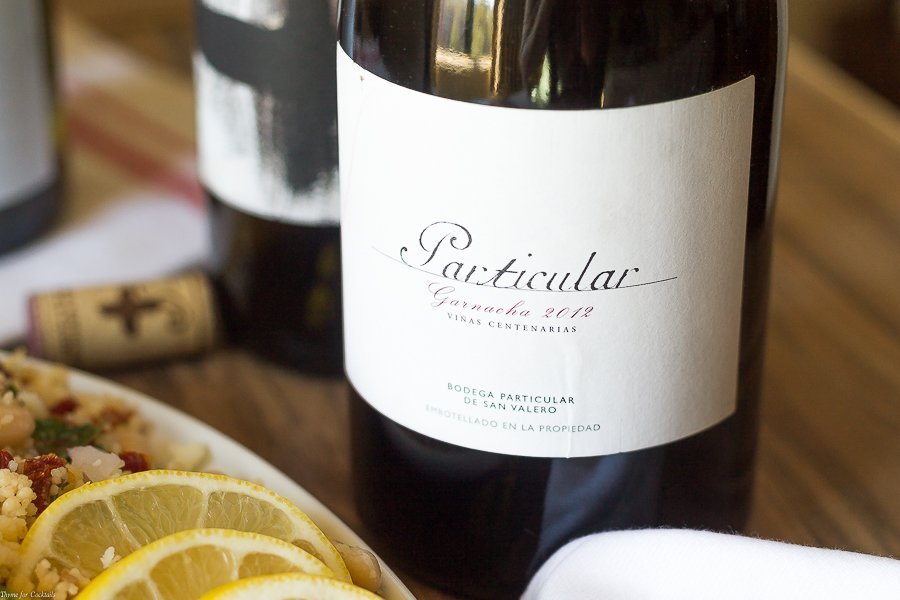Combine una copa de su vino favorito de Grenache con esta receta de ensalada de cuscús de alubias blancas para una comida sencilla que recuerda el estilo de vida mediterráneo.