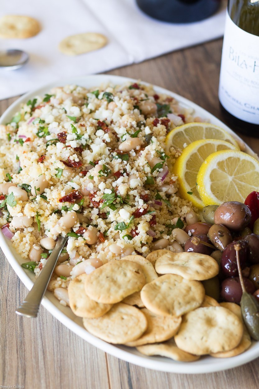 Combine una copa de su vino favorito de Grenache con esta receta de ensalada de cuscús de alubias blancas para una comida sencilla que recuerda el estilo de vida mediterráneo.