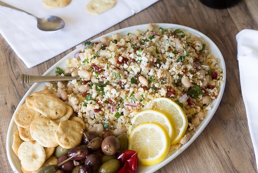 Combine una copa de su vino favorito de Grenache con esta receta de ensalada de cuscús de alubias blancas para una comida sencilla que recuerda el estilo de vida mediterráneo.