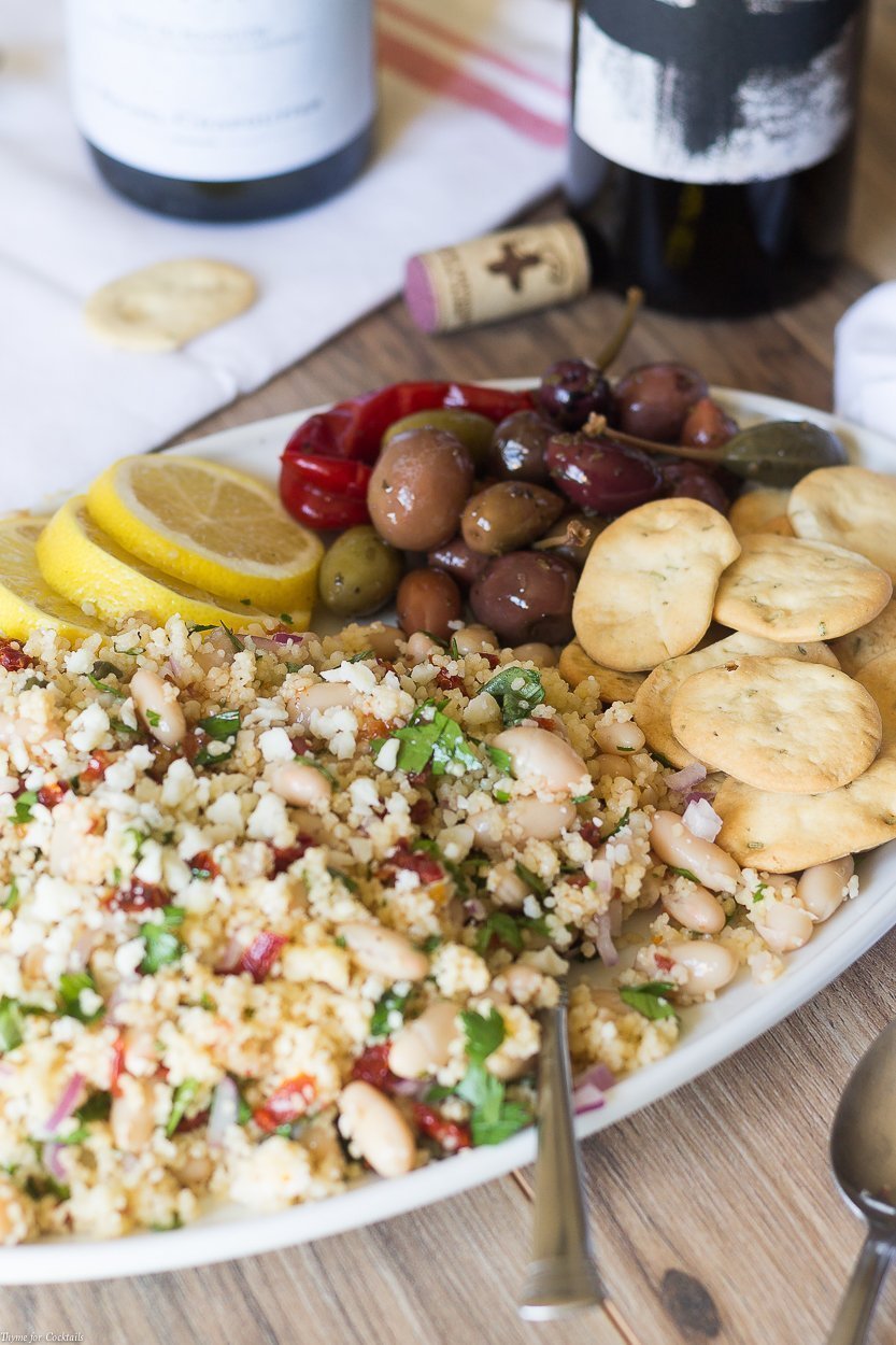 Combine una copa de su vino favorito de Grenache con esta receta de ensalada de cuscús de alubias blancas para una comida sencilla que recuerda el estilo de vida mediterráneo.