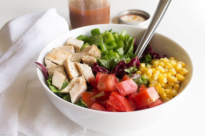 ¿Por qué encender la parrilla cuando obtienes todos los sabores ahumados que amas en esta ensalada picada de pollo a la barbacoa? ¡El secreto está en la vinagreta!