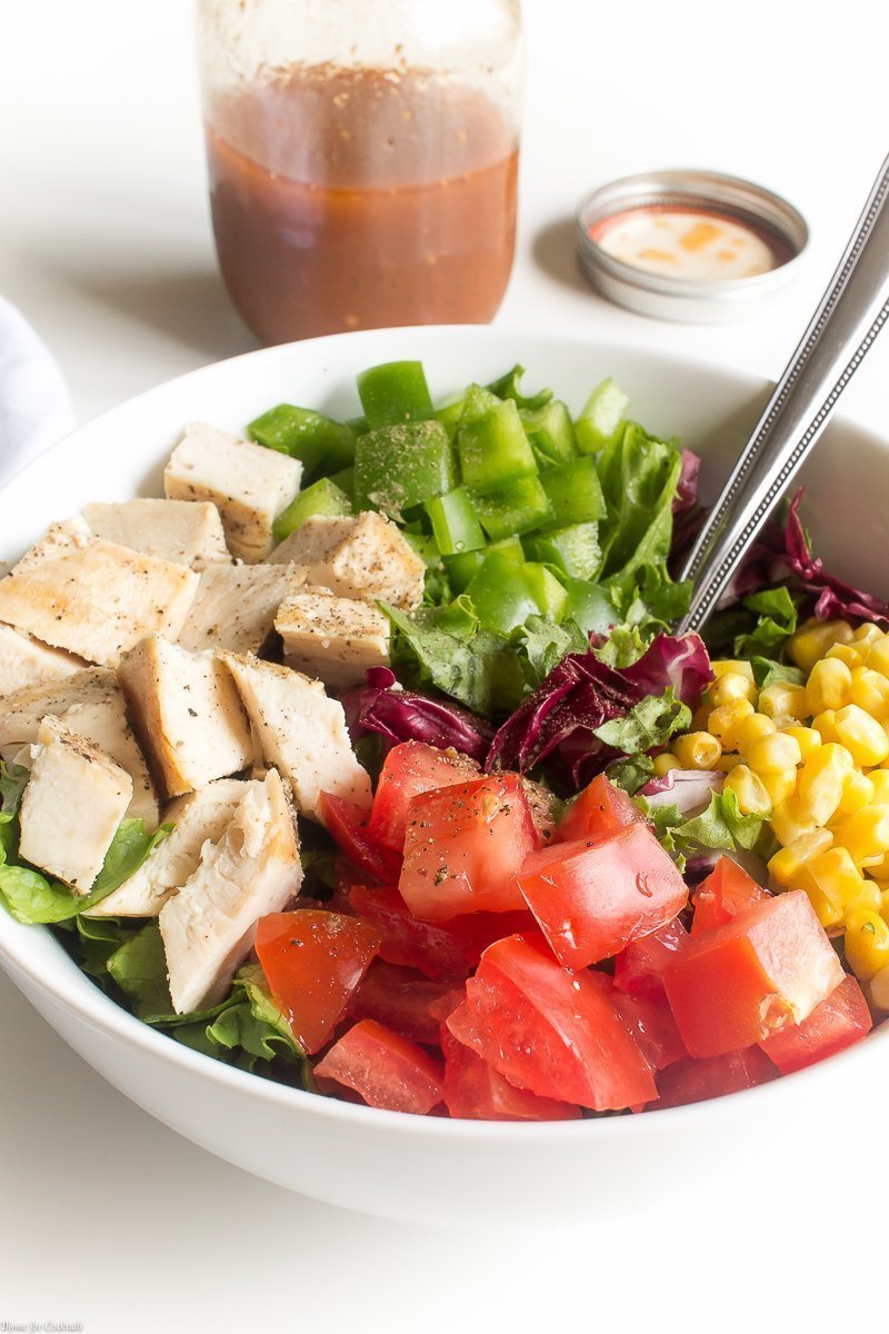 ¿Por qué encender la parrilla cuando obtienes todos los sabores ahumados que amas en esta ensalada picada de pollo a la barbacoa? ¡El secreto está en la vinagreta!