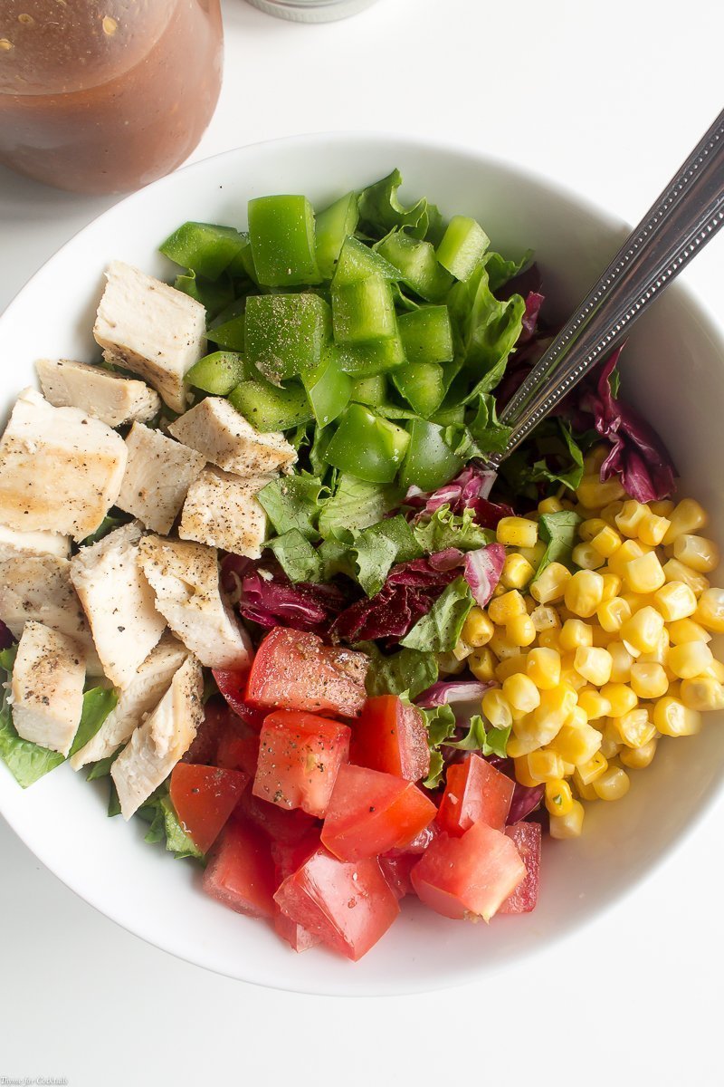 ¿Por qué encender la parrilla cuando obtienes todos los sabores ahumados que amas en esta ensalada picada de pollo a la barbacoa? ¡El secreto está en la vinagreta!