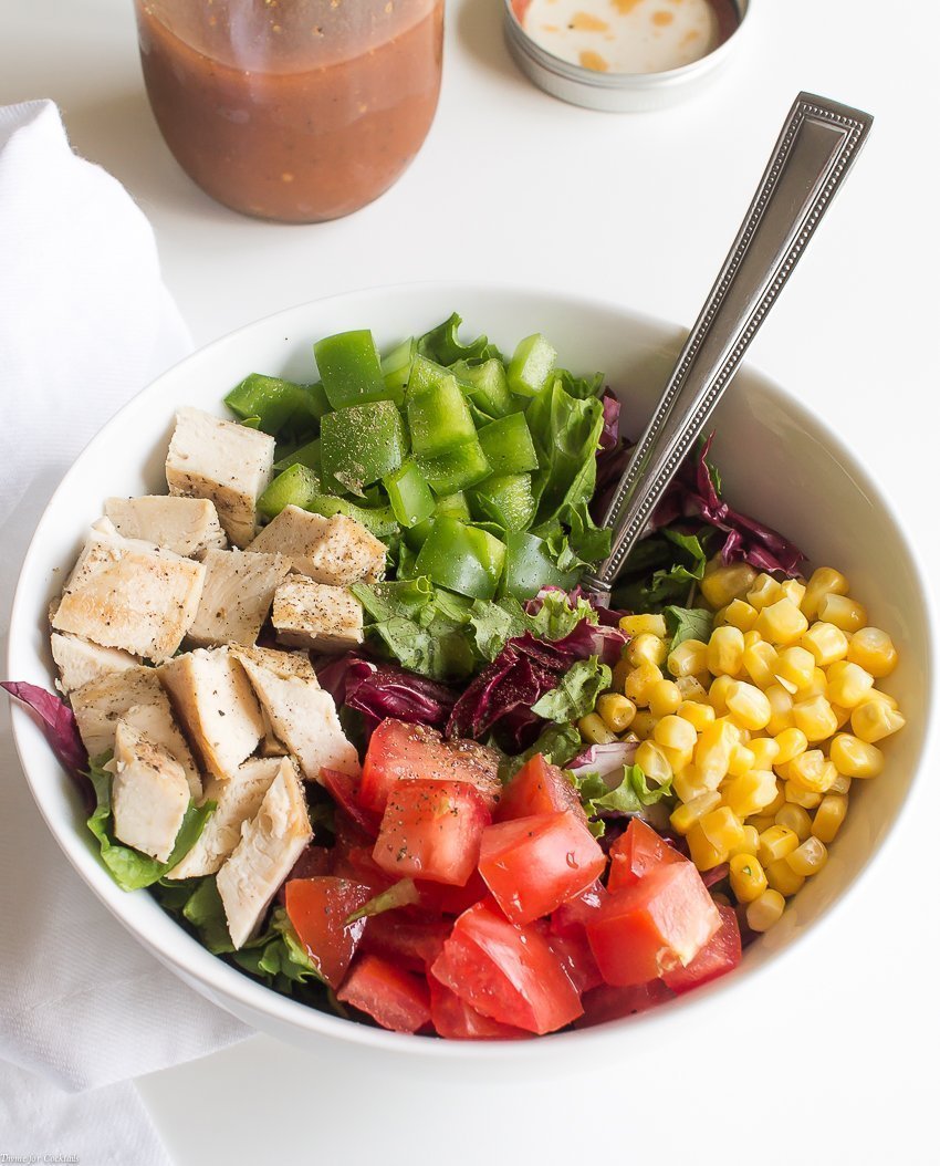 ¿Por qué encender la parrilla cuando obtienes todos los sabores ahumados que amas en esta ensalada picada de pollo a la barbacoa? ¡El secreto está en la vinagreta!