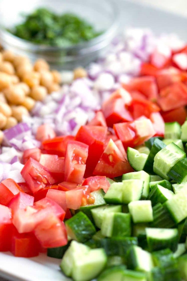 La ensalada Shirazi es una ensalada refrescante, saludable y simple de tomate, Pepino, cítricos y hierbas. De origen persa, un acompañamiento perfecto o por sí solo. www.keviniscooking.com 