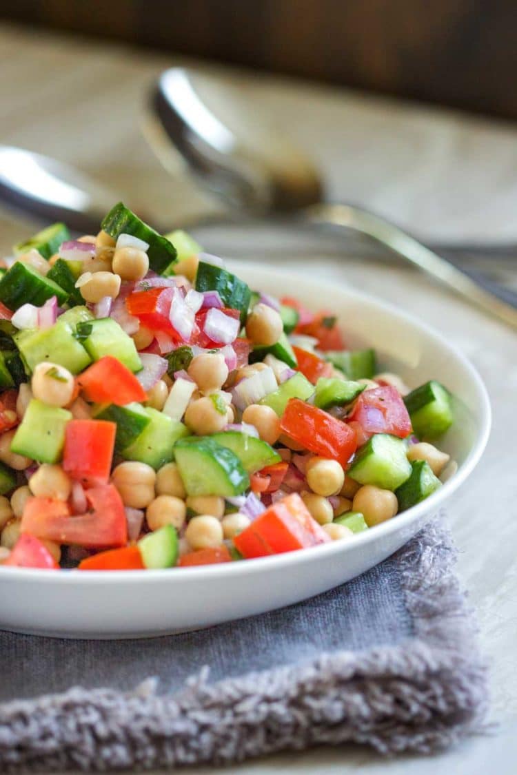 La ensalada Shirazi es una ensalada refrescante, saludable y simple de tomate, Pepino, cítricos y hierbas. De origen persa, un acompañamiento perfecto o por sí solo. www.keviniscooking.com 