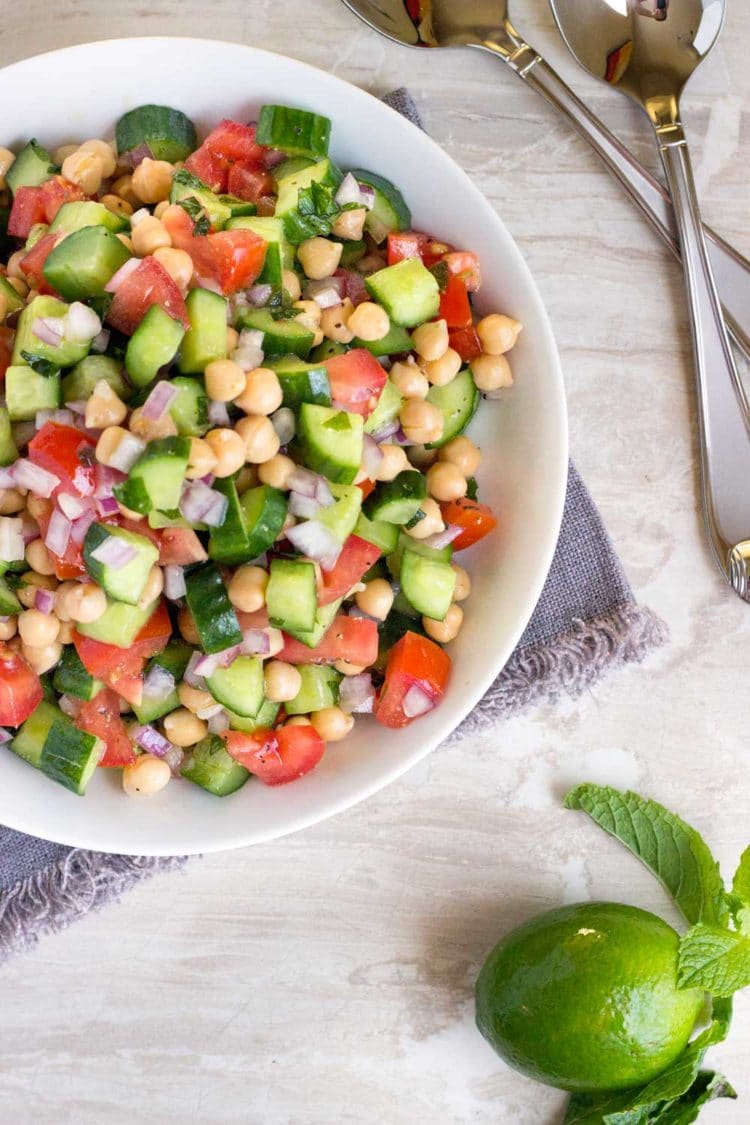 La ensalada Shirazi es una ensalada refrescante, saludable y simple de tomate, Pepino, cítricos y hierbas. De origen persa, un acompañamiento perfecto o por sí solo. www.keviniscooking.com 