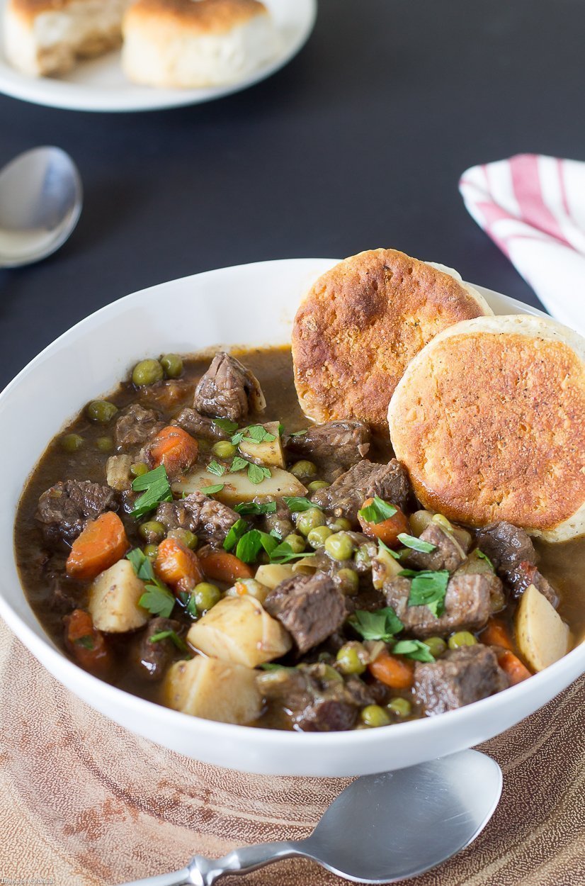 ¡Es divertido agregar un ingrediente simple a una receta clásica que le da un nuevo giro! Esta receta de estofado de ternera con chipotle de cocción lenta tiene un toque del sudoeste.