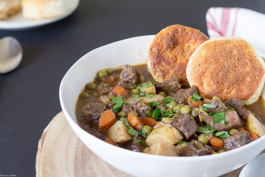 ¡Es divertido agregar un ingrediente simple a una receta clásica que le da un nuevo giro! Esta receta de estofado de ternera con chipotle de cocción lenta tiene un toque del sudoeste.