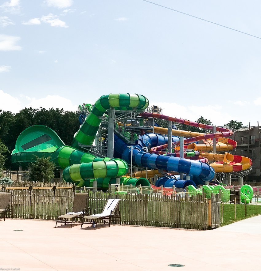 Reserve una experiencia de verano en Kalahari Resorts, llena de nuevos toboganes y atracciones para toda la familia bajo el techo de un solo techo; ubicaciones en OH, WI, & PA.
