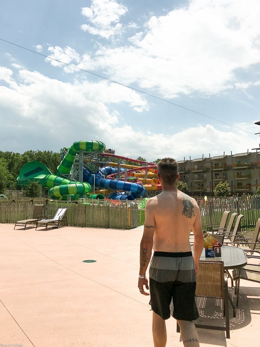 Reserve una experiencia de verano en Kalahari Resorts, llena de nuevos toboganes y atracciones para toda la familia bajo el techo de un solo techo; ubicaciones en OH, WI, & PA.