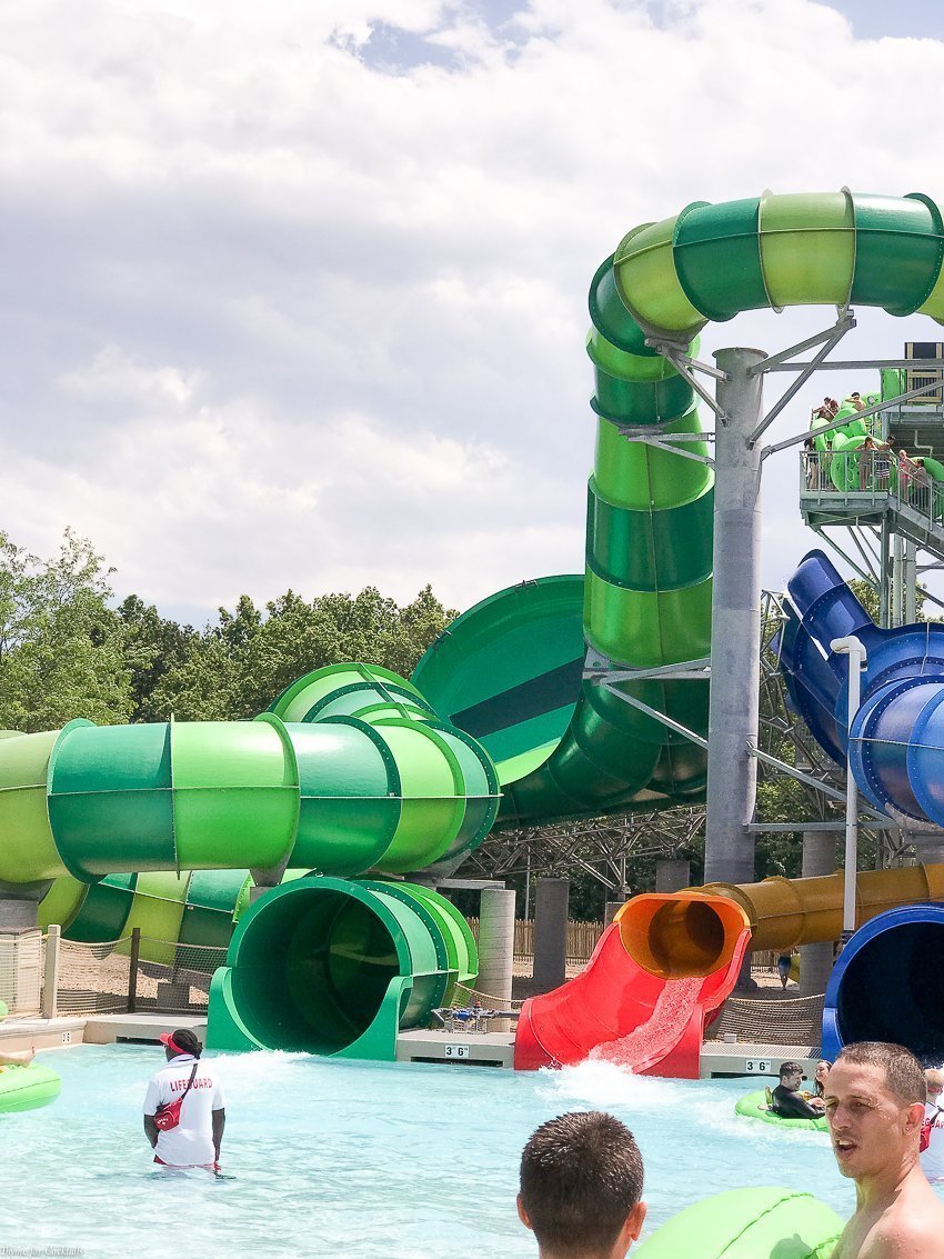 Reserve una experiencia de verano en Kalahari Resorts, llena de nuevos toboganes y atracciones para toda la familia bajo el techo de un solo techo; ubicaciones en OH, WI, & PA.