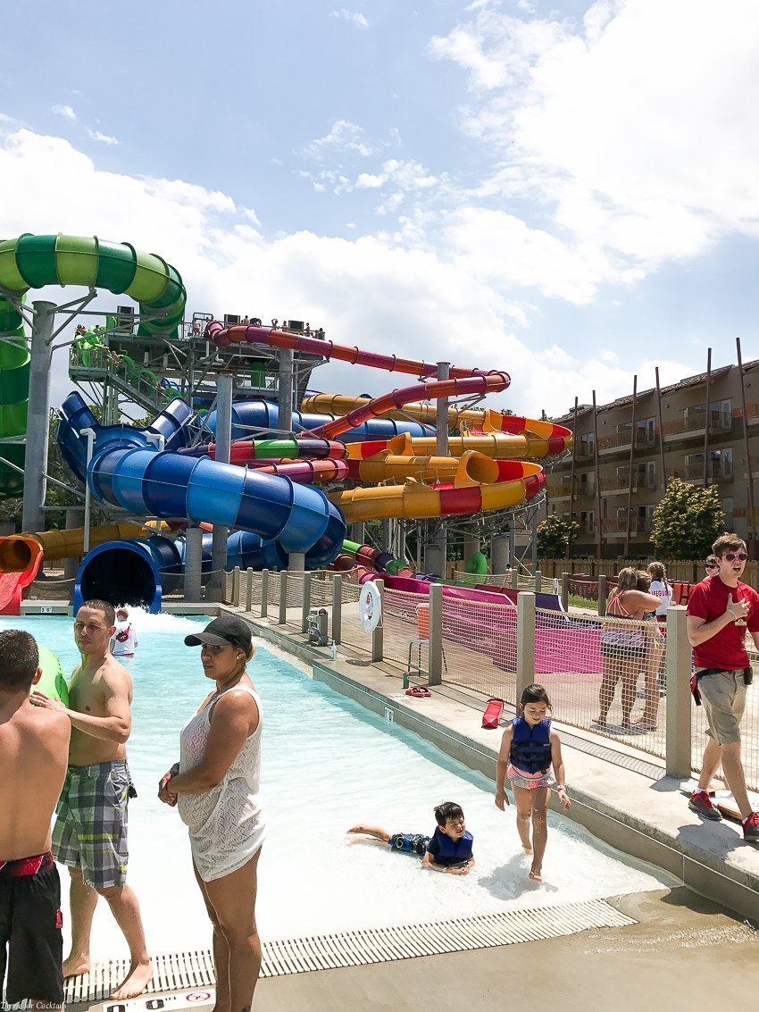 Reserve una experiencia de verano en Kalahari Resorts, llena de nuevos toboganes y atracciones para toda la familia bajo el techo de un solo techo; ubicaciones en OH, WI, & PA.
