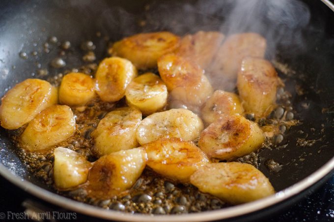 Easy Bananas Foster: Una receta rápida y fácil para Bananas Foster usando péptidos de colágeno y licor de Amaretto.