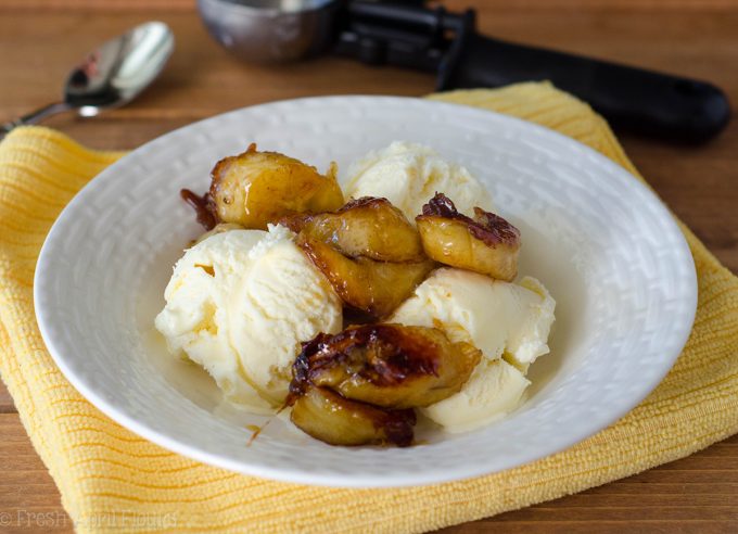 Easy Bananas Foster: Una receta rápida y fácil para Bananas Foster usando péptidos de colágeno y licor de Amaretto.