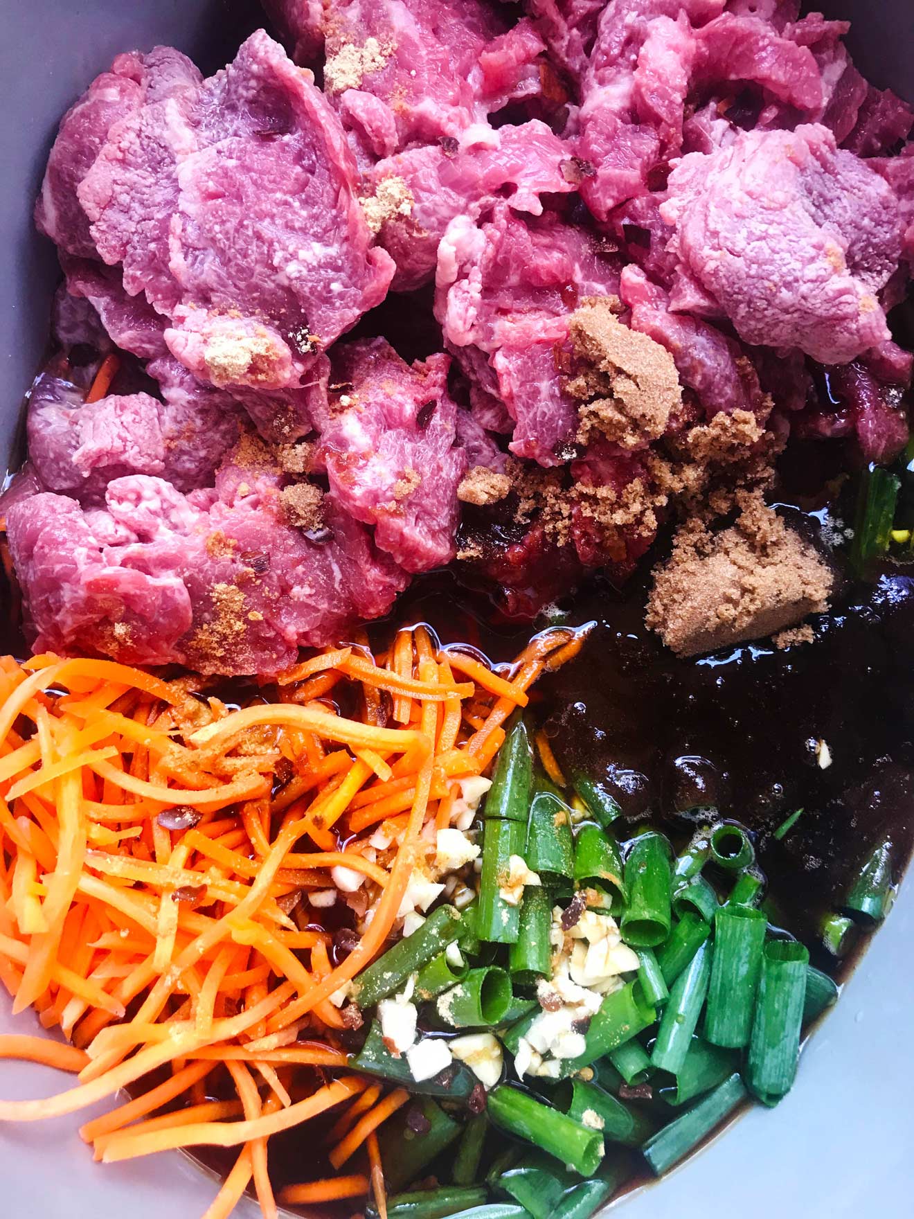 Esta carne mongol de fácil cocción lenta es tan fácil de juntar. Tienes un bistec de flanco, zanahorias, cebollas verdes y especias que ocupan un lugar central en esta comida de cocción lenta de increíble sabor.