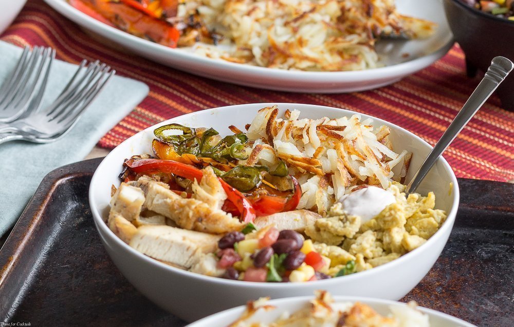 Fajita de pollo Desayuno Tazones llenos de crujientes papitas de hachís y huevos revueltos Tex-Mex.