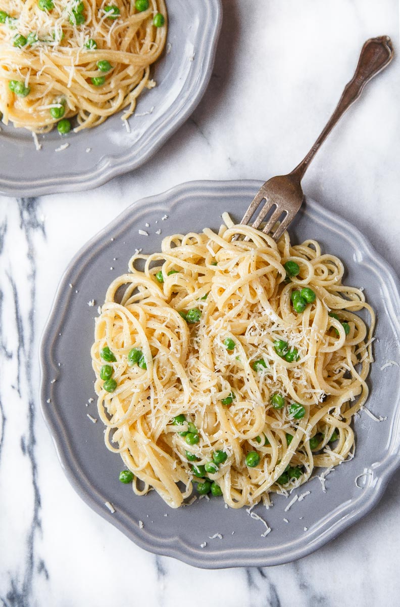  Receta de pasta para fettuccine alfredo rápida y fácil para dos. 