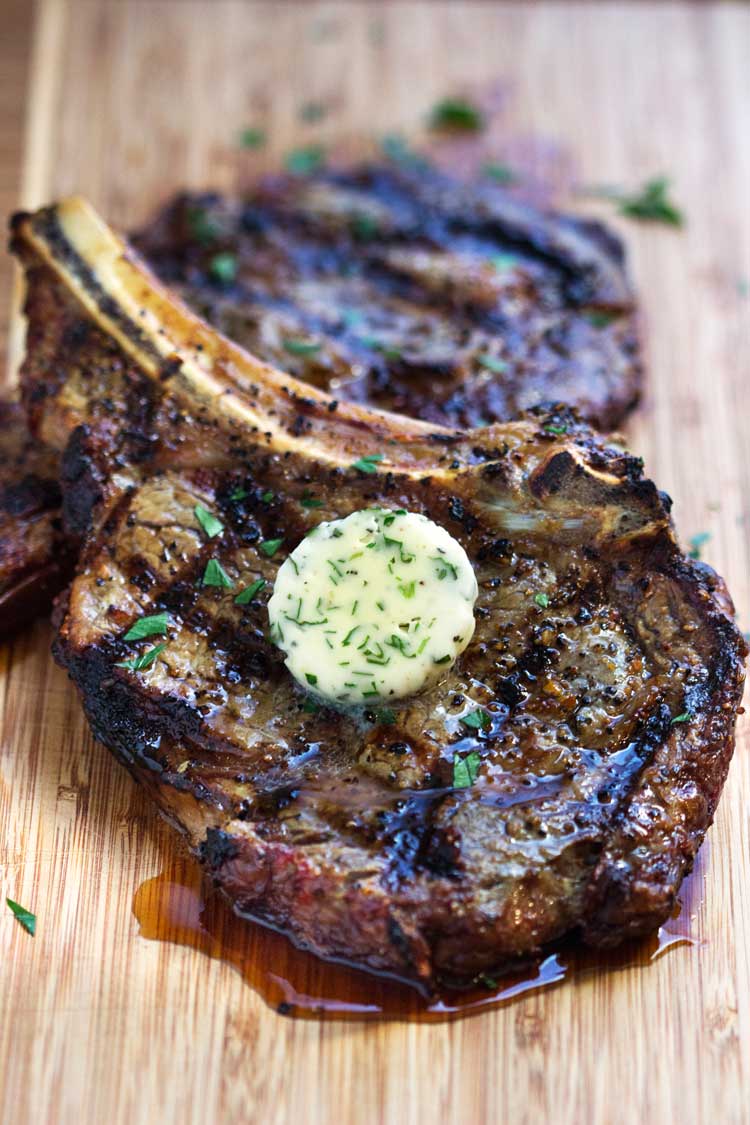 Este filete Rib Eye perfecto tiene un condimento que incluye semilla de eneldo y naranja la cáscara y después de asar está cubierta con mantequilla compuesta. ¡El paraíso de los bistecs! www.keviniscooking.com 
