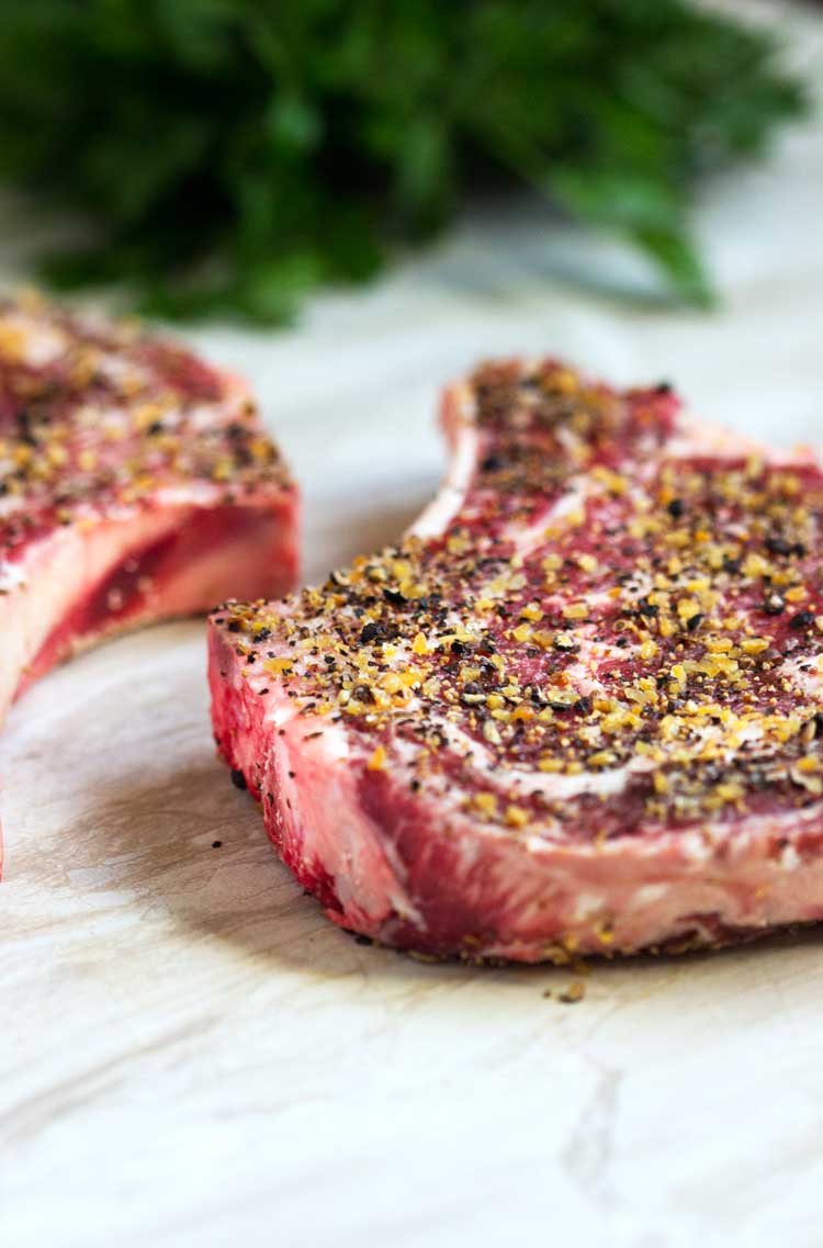 Este filete Rib Eye perfecto tiene un condimento que incluye semilla de eneldo y naranja la cáscara y después de asar está cubierta con mantequilla compuesta. ¡El paraíso de los bistecs! www.keviniscooking.com 
